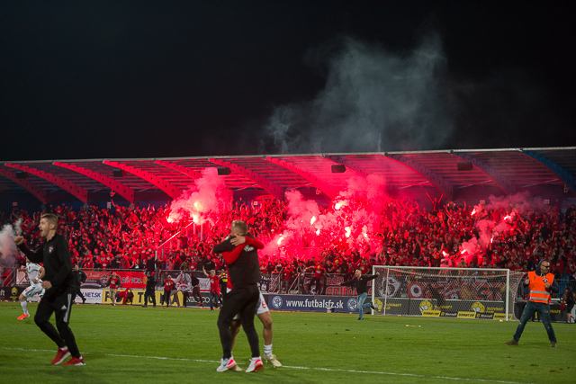 Krátke správy z futbalu: Obmedzenia aj lístky pre fanúšikov, dorast Spartaka šliape naplno