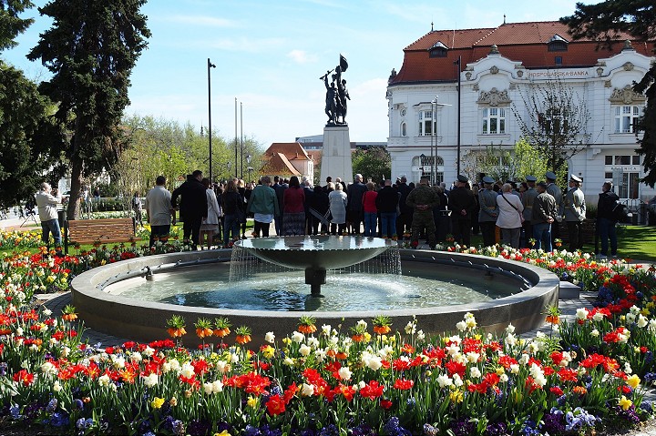 Sloboda do Trnavy prišla 1. apríla 1945, do viacerých obcí v okolí o pár dní neskôr
