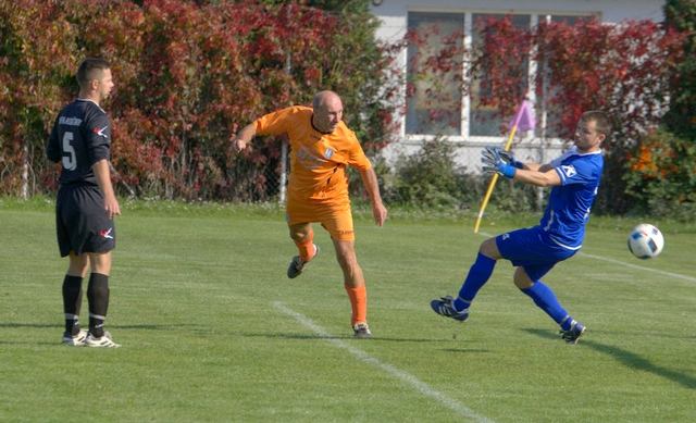 Futbal, 7. liga B: Ostrov deklasoval Kľačany, Piešťany otočili proti Chtelnici