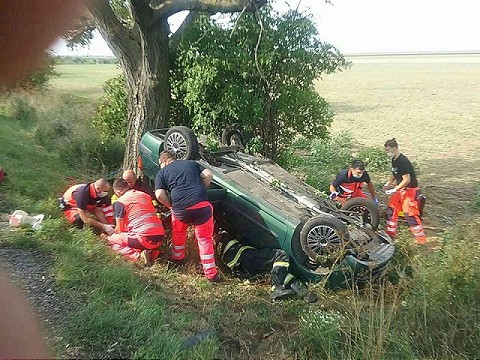 Smrteľná nehoda: Jedna osoba zomrela, dieťa prevážal do nemocnice vrtuľník
