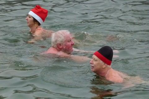 Otužilci na Štefana pokorili vody Váhu medzi piešťanskými mostmi