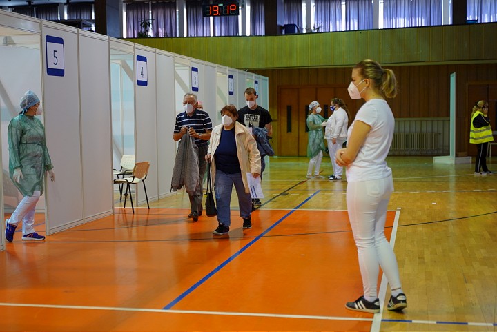 V Trnave sa už očkuje aj v športovej hale, aj v zdravotníckej škole