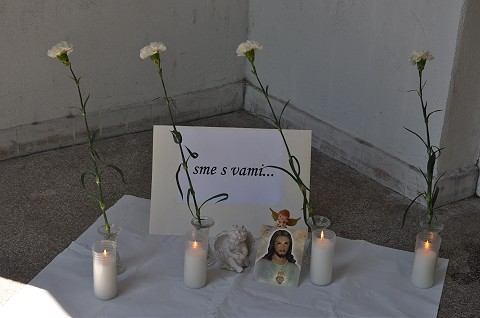 Smútok z tragickej nehody zdieľajú aj v ostatných školách v meste