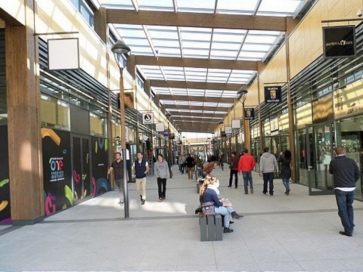 Outlet vo Voderadoch otvorili pred desiatimi rokmi, po pár rokoch zbankrotoval