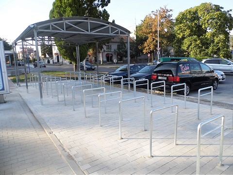Pred železničnou stanicou vyrástlo nové parkovisko pre bicykle