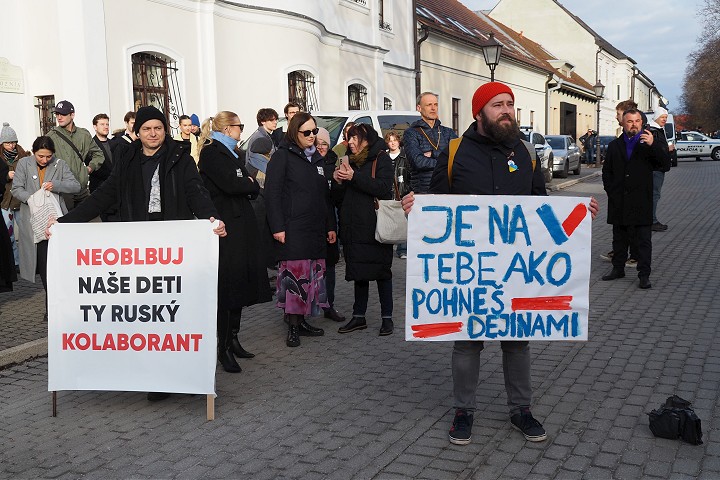 Mladí protestovali počas diskusie Roberta Fica so študentami v Trnave