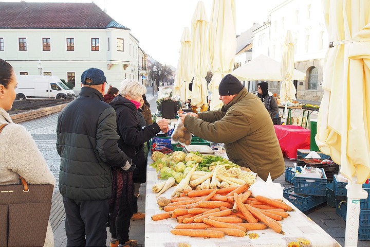 Pod Mestskú vežu sa po zimnej prestávke vráti Mestský trh