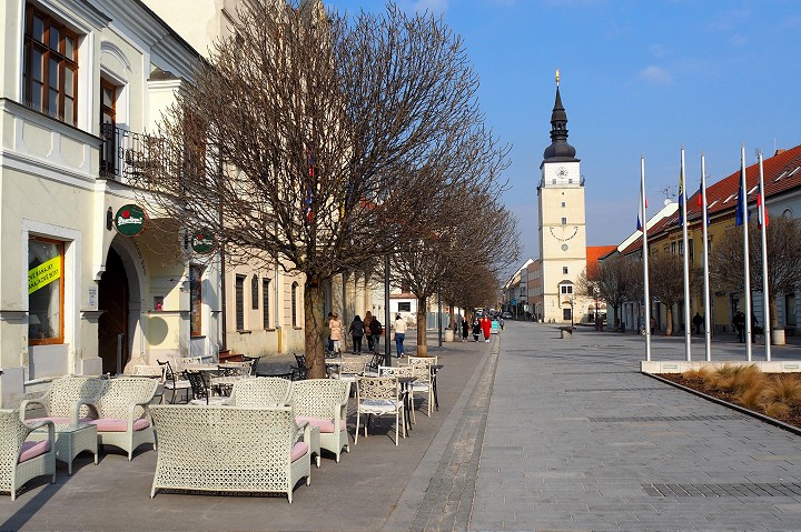 Slnko už láka na vonkajšie terasy, v centre Trnavy ich je zatiaľ málo