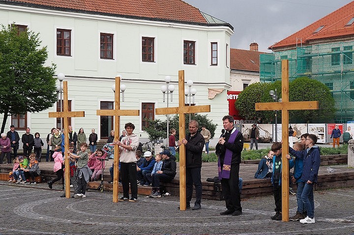 Veriaci na Veľký piatok opäť niesli kríž Trnavou, nezastavil ich ani silný lejak
