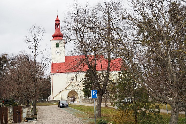 Po farárovi Miloslavovi Mrvovi pomenovali v Smoleniciach parčík pred kostolom