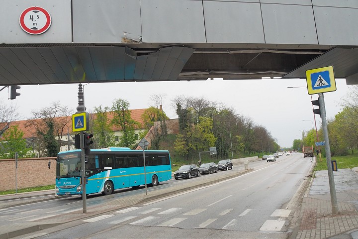 Lávka na Hlbokej ulici bola o pár centimetrov nižšie, ako jeden z vodičov potreboval