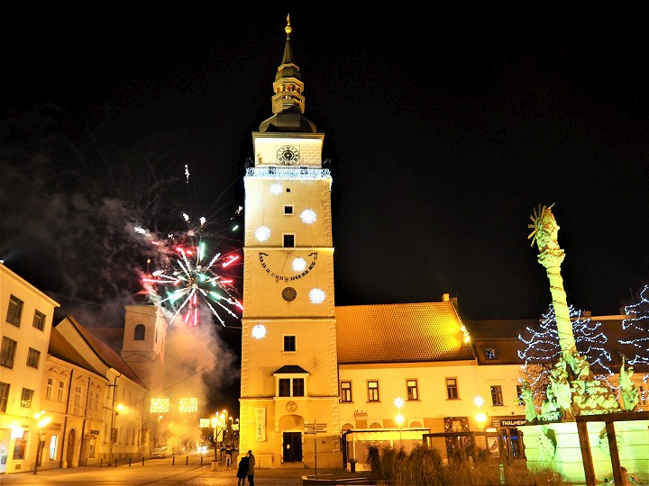 Na Trojičnom námestí v Trnave vítalo Nový rok asi pätnásť ľudí