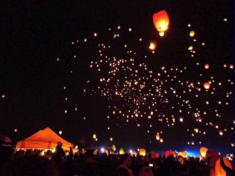 Z areálu Slávie vyletelo nad Trnavu šesťtisíc lampiónov