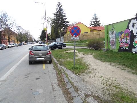 Na Špačinskej ceste je nový zákaz zastavenia, rozdávajú tam papuče