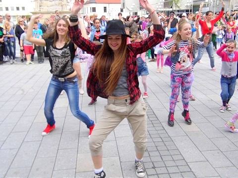 Trojičné námestie zaplnili tancujúci ľudia, znel hit Happy