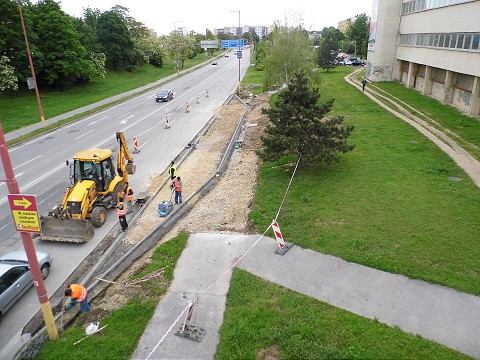 Na Hlbokej ulici pri poliklinike budujú novú autobusovú zastávku
