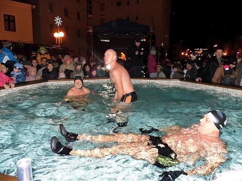 FOTO: Toto ešte Trojičné námestie nezažilo, v bazéne sa kúpali otužilci
