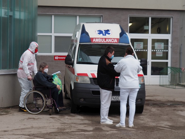Slovensko má to najhoršie v pandémii za sebou, okresy Hlohovec a Trnava ešte nie