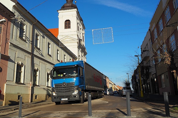 Rumunský kamión zo Štefánikovej ulice v Trnave v sobotu vycúval