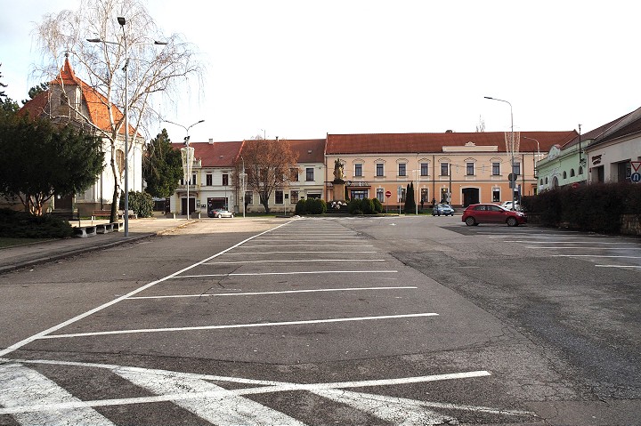 Parkovanie v centre Hlohovca je drahšie, vodiči zaplatia za hodinu jedno euro