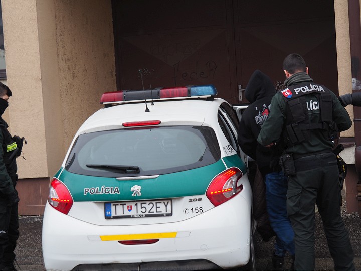 Policajti chytili mladíka, ktorý na Prednádraží prepadával dôchodkyne