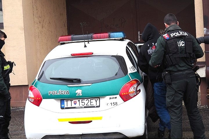 Kriminalisti si prišli po lupiča do pohostinstva, hrozí mu až 12 rokov väzenia