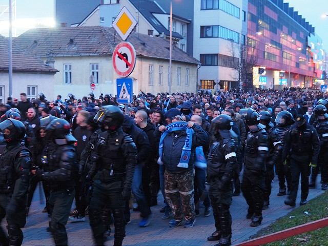 Pred futbalovým derby utrpel zranenie jeden fanúšik Slovana