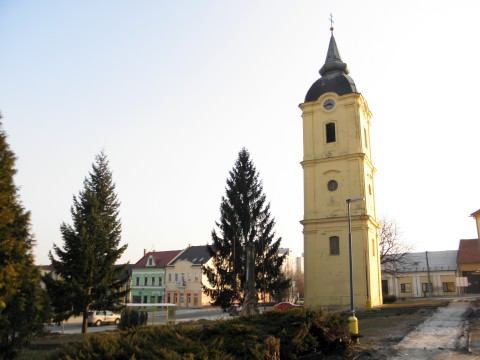 Vrbovská šikmá veža sa začala nakláňať do opačnej strany