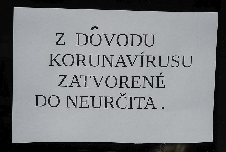 Od štvrtka bude platiť zákaz hromadných podujatí, vrátane športu či omší v kostoloch