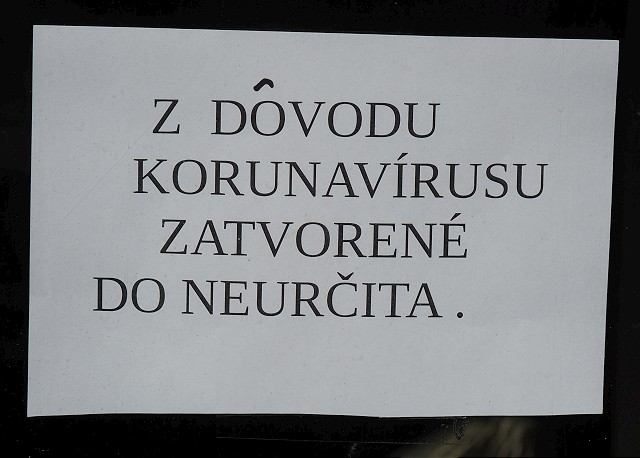 Otvorené zostávajú už iba základné prevádzky, do polikliniky vchádzajte len s rúškom
