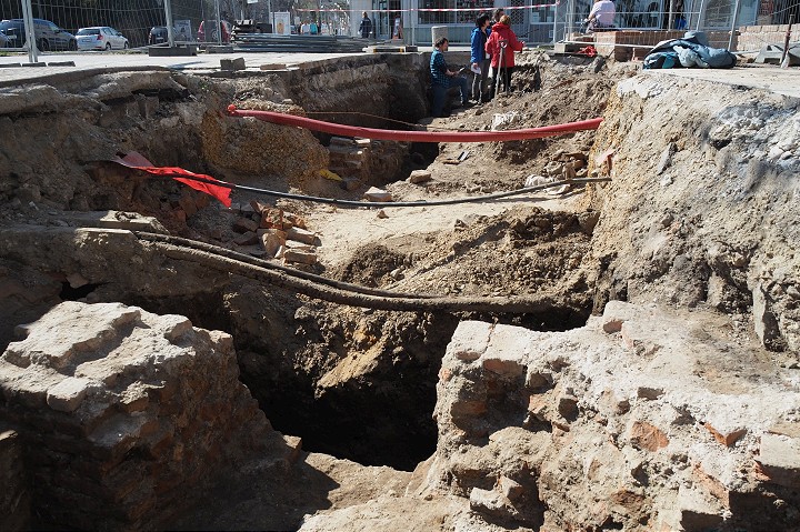 Pri Dolnej bráne v centre Trnavy archeológovia odkopali múr barbakanu