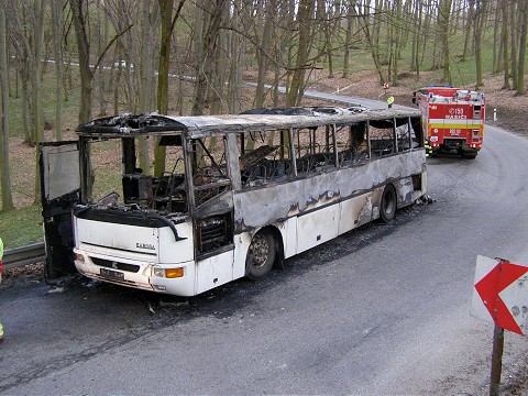 Pri Piešťanoch zhorel autobus, dôvody požiaru vyšetrujú