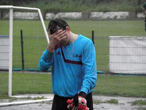 V Zelenči zvažovali pre dážď ukončenie zápasu, brankár Hrnčiaroviec skončil v nemocnici