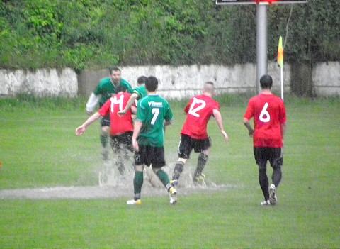 Futbal, OM: V hustom daždi sa darilo favoritom, vyhrali všetky tímy z prvej šestky
