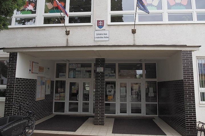 Obhorené vlasy žiačky ZŠ Gorkého v Trnave  rieši polícia ako priestupok