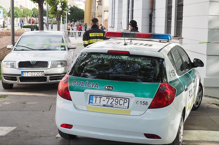 Policajti so psami prehľadávajú budovy súdov, niekto tam nahlásil bombu