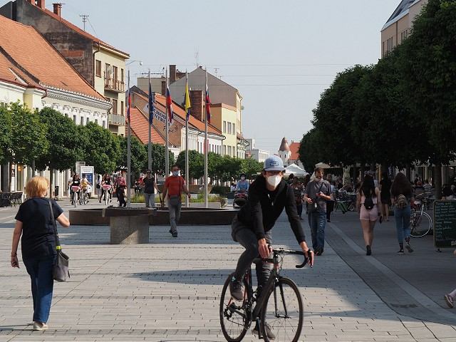 Od stredy budú otvorené aj obchodné centrá, rúška vonku nebudú vždy povinné