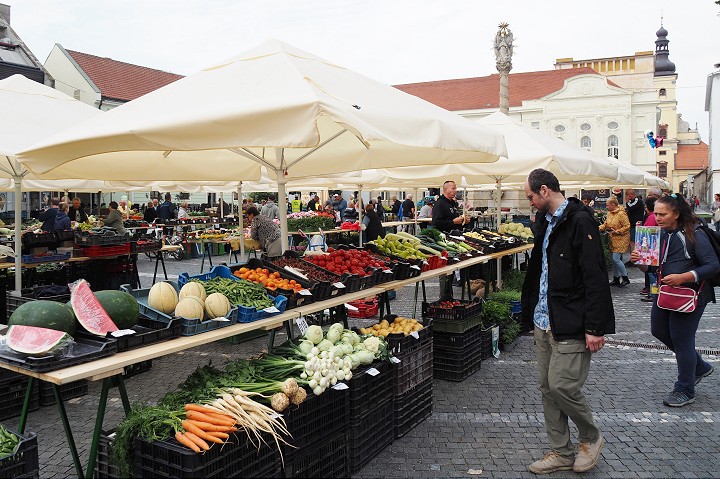 Mestský trh sa po zimnej prestávke vracia pod Mestskú vežu