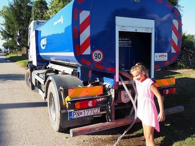 Obyvatelia Farárskeho zostali bez vody, nosia si ju vo vedrách