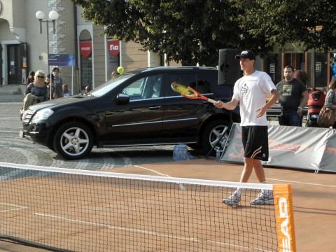 Nevídané! Primátor hral tenis na Trojičnom námestí