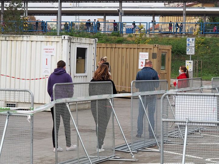 Celoplošné testovanie: Pre ľudí s negatívnym testom na COVID-19 nebude platiť zákaz vychádzania