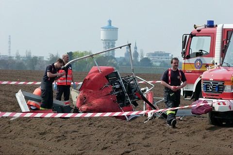 VIDEO: Na poli za Trnavou sa zrútil dvojmiestny vrtuľník
