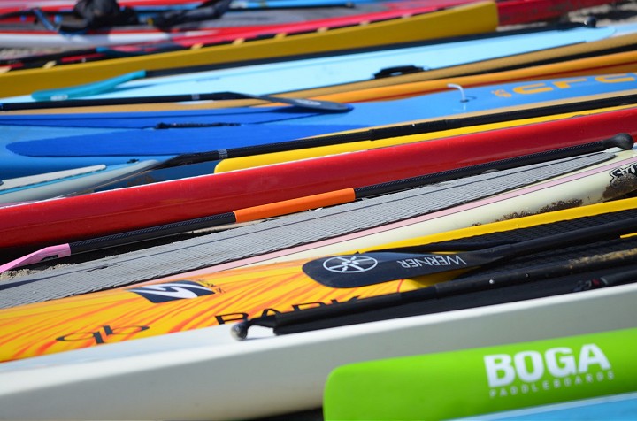 Brúsite si zuby na si vlastný paddleboard? Ako pri výbere nešliapnuť vedľa