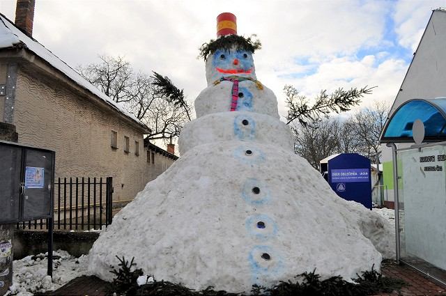 V Paderovciach na zastávke po rokoch opäť stojí obor zo snehu