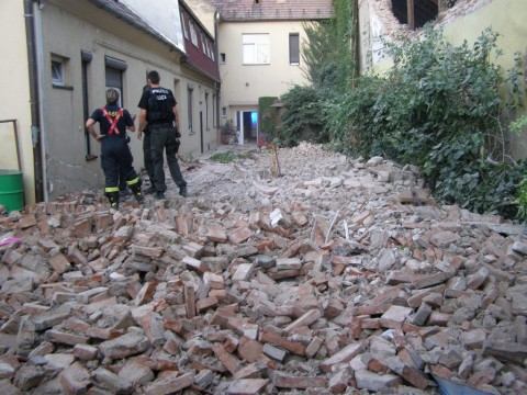 Padol múr, evakuovali sedem ľudí