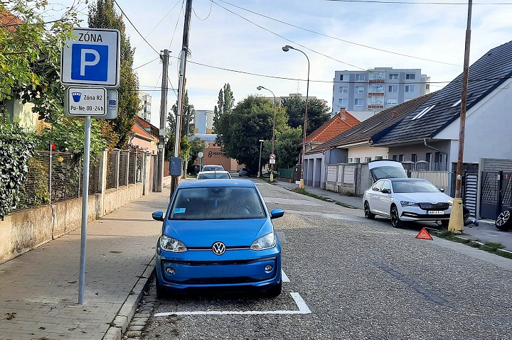 Platené parkovanie v Trnave rozšírili aj na Koniarekovu a Palárikovu ulicu