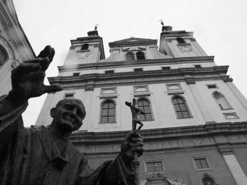 RETRO: V Piešťanoch skončila epidémia, v Trnave jednu sochu odhalili, inú strhli
