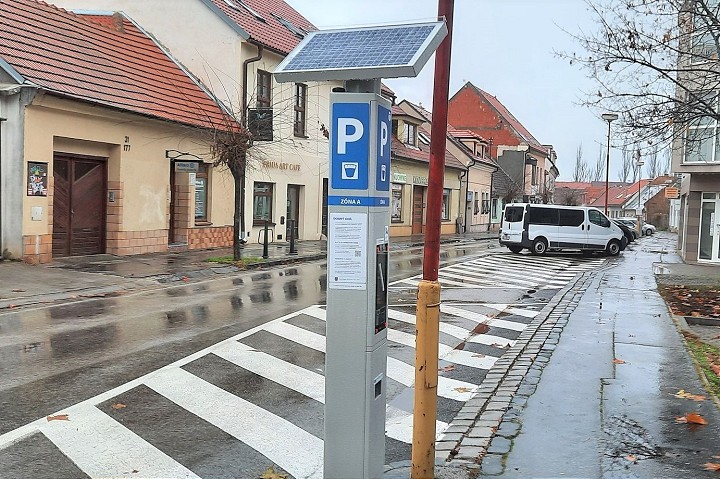 Dodávateľ nových parkovacích automatov mešká, Trnava zatiaľ dostala len šesť