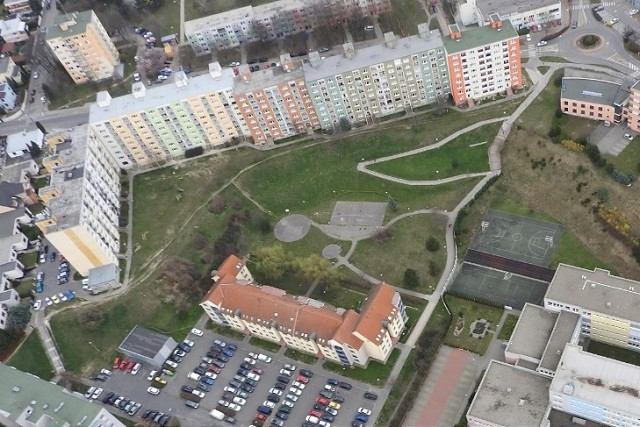 Zadanie na parkovací dom: Vegetačná strecha, zelené fasády, viac ako 300 miest pre autá