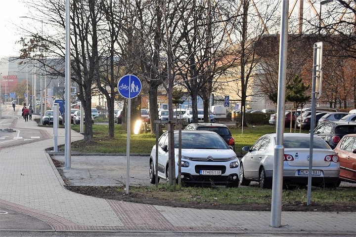 Spartakovská ulica má byť rezidentská zóna, plánujú tu spoplatniť parkovanie